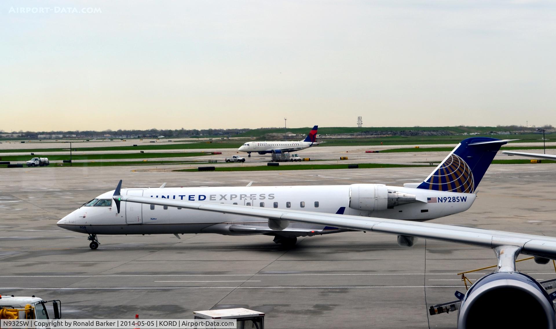 N932SW, 2002 Bombardier CRJ-200LR (CL-600-2B19) C/N 7714, Taxi O'Hare