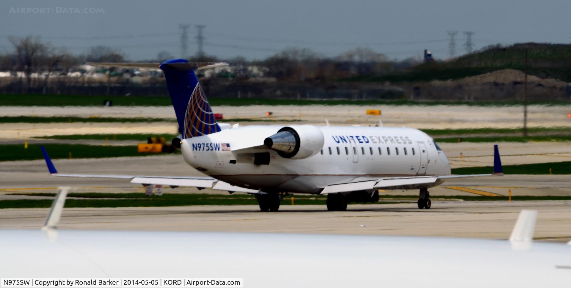 N975SW, 2004 Bombardier CRJ-200ER (CL-600-2B19) C/N 7951, Taxi O'Hare