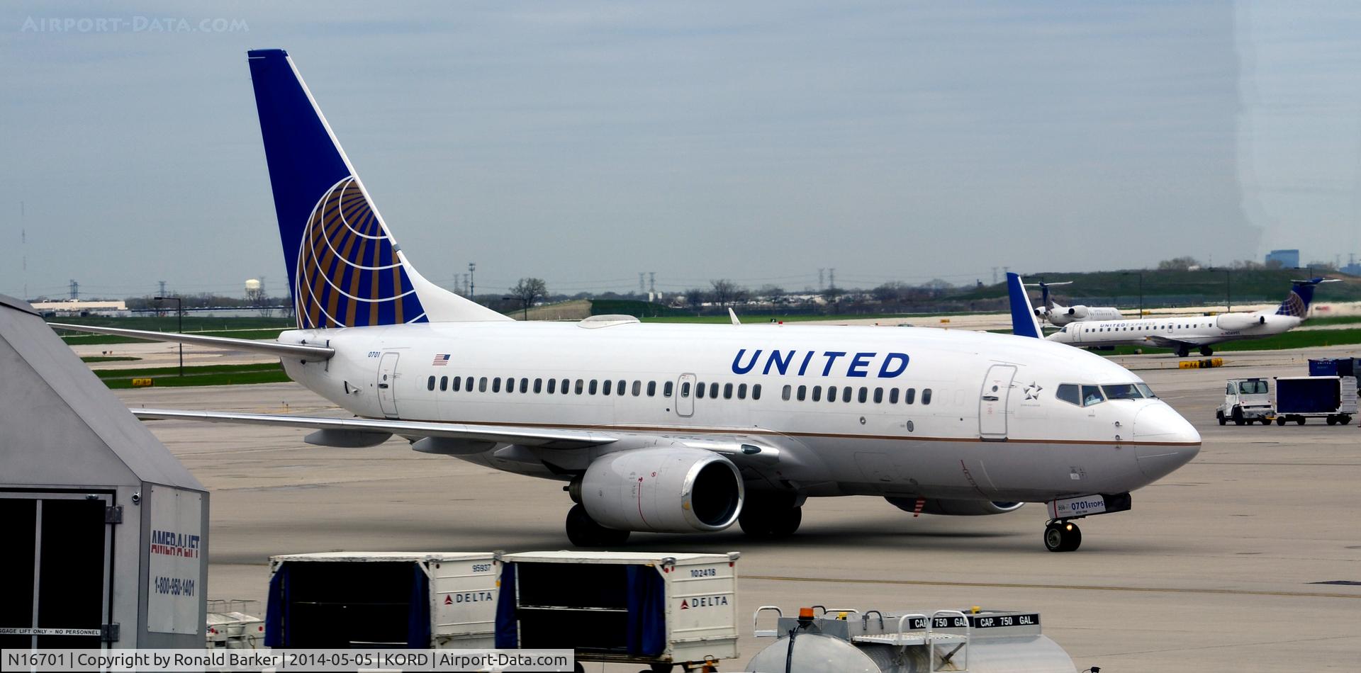 N16701, 1998 Boeing 737-724 C/N 28762, Taxi O'Hare