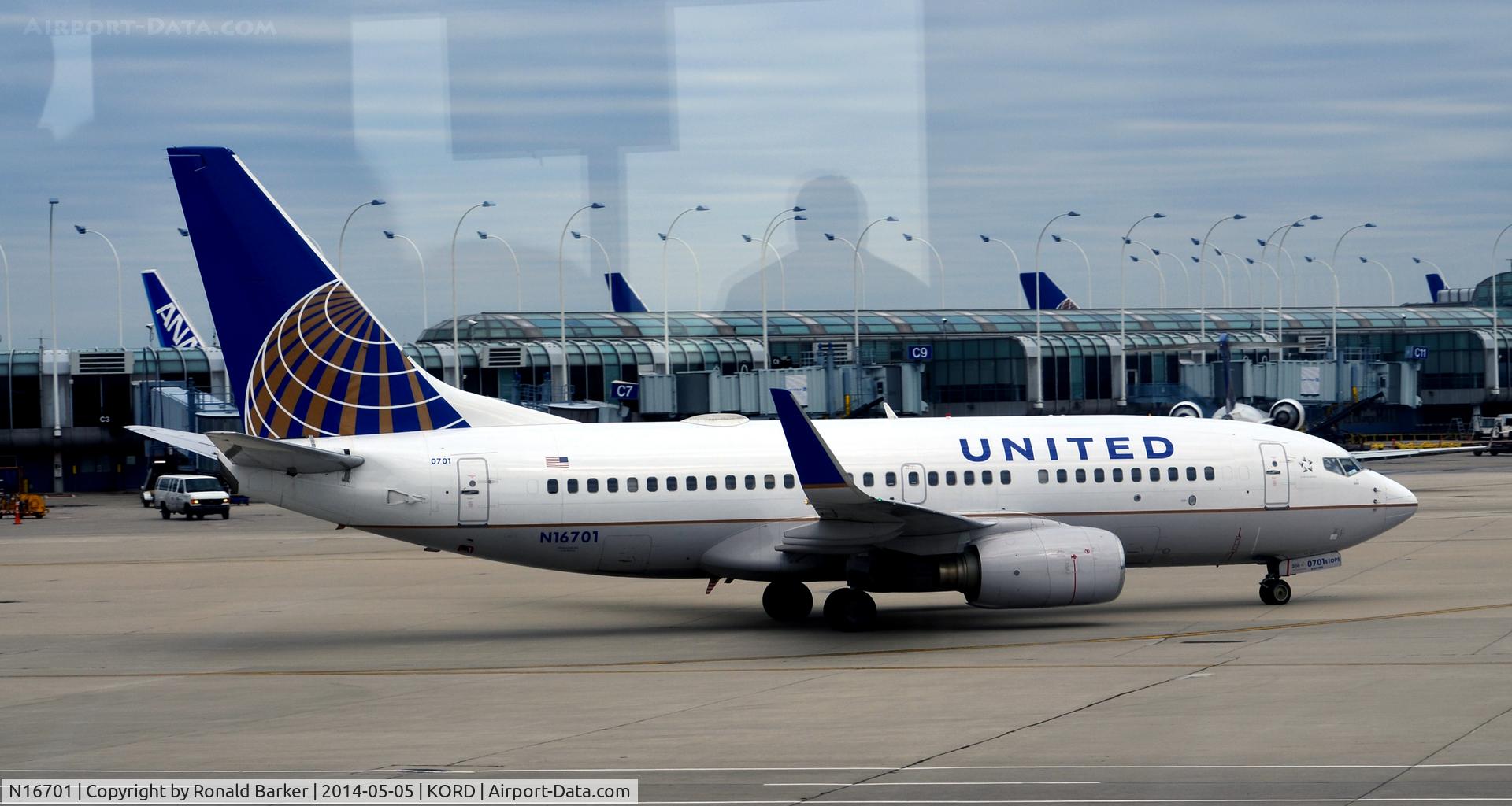 N16701, 1998 Boeing 737-724 C/N 28762, Taxi O'Hare