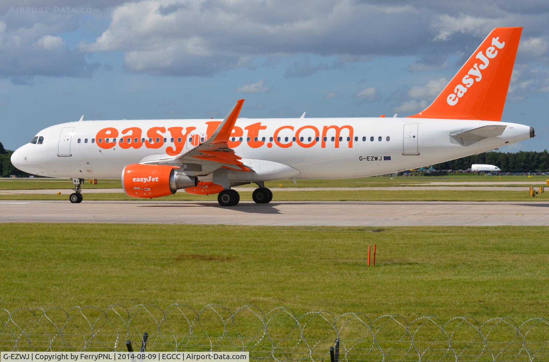 G-EZWJ, 2013 Airbus A320-214 C/N 5638, Easyjet A320  departing MAN
