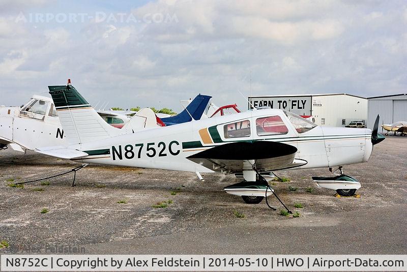 N8752C, 1976 Piper PA-28-140 C/N 28-7625128, North Perry