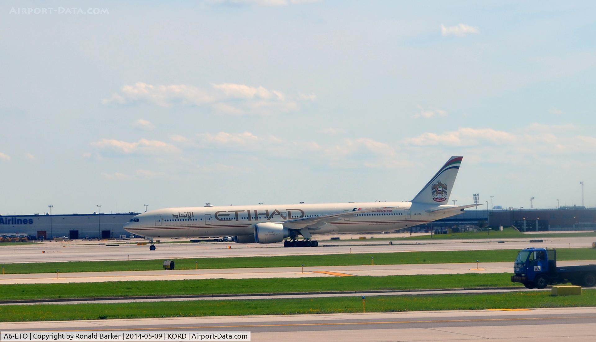 A6-ETO, 2013 Boeing 777-3FX/ER C/N 39690, taxi O'Hare