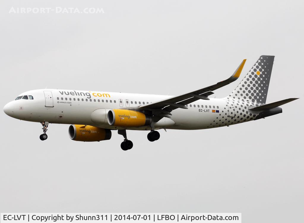 EC-LVT, 2013 Airbus A320-232 C/N 5612, Landing rwy 14R