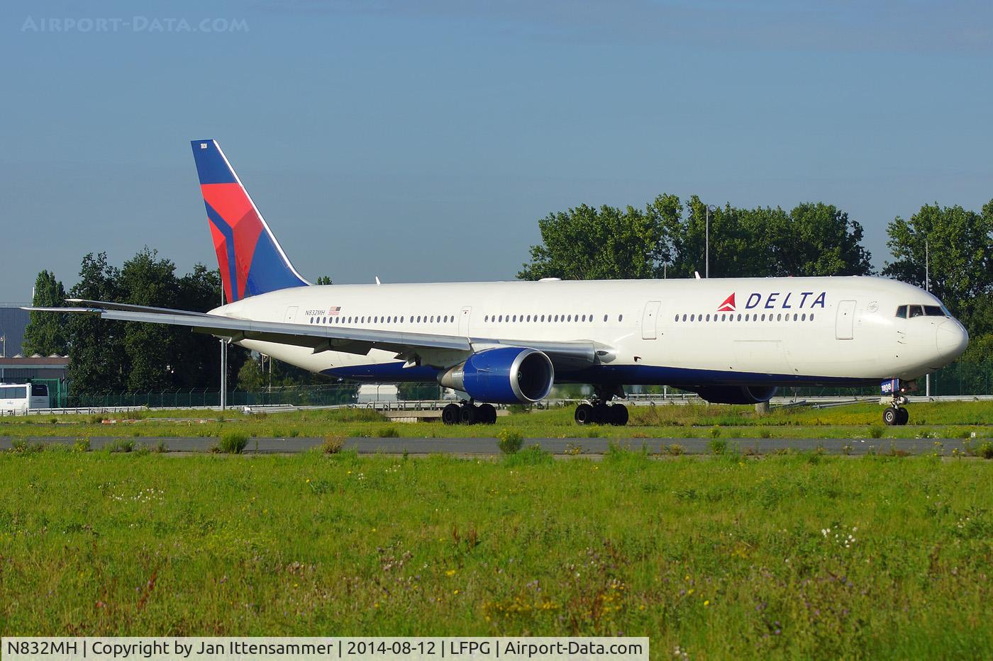 N832MH, 2000 Boeing 767-432/ER C/N 29704, n832mh