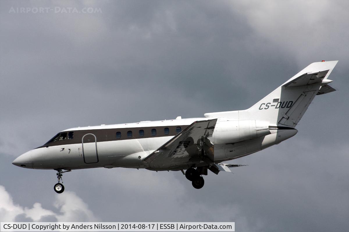 CS-DUD, 2008 Hawker Beechcraft 750 C/N HB-8, On short final runway 30.