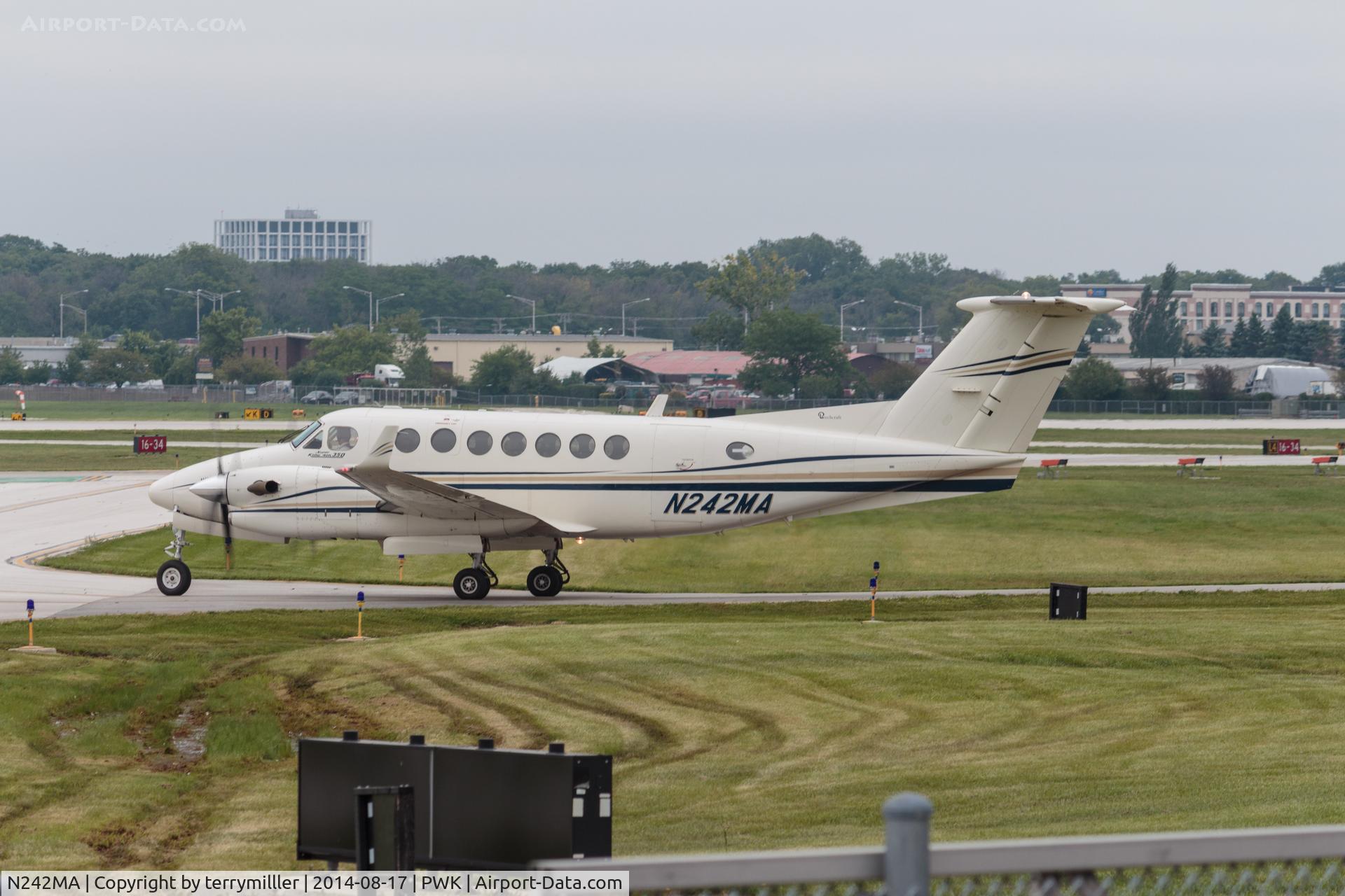 N242MA, 1993 Beech B300 King Air C/N FL-93, Leaving Chicago Executive