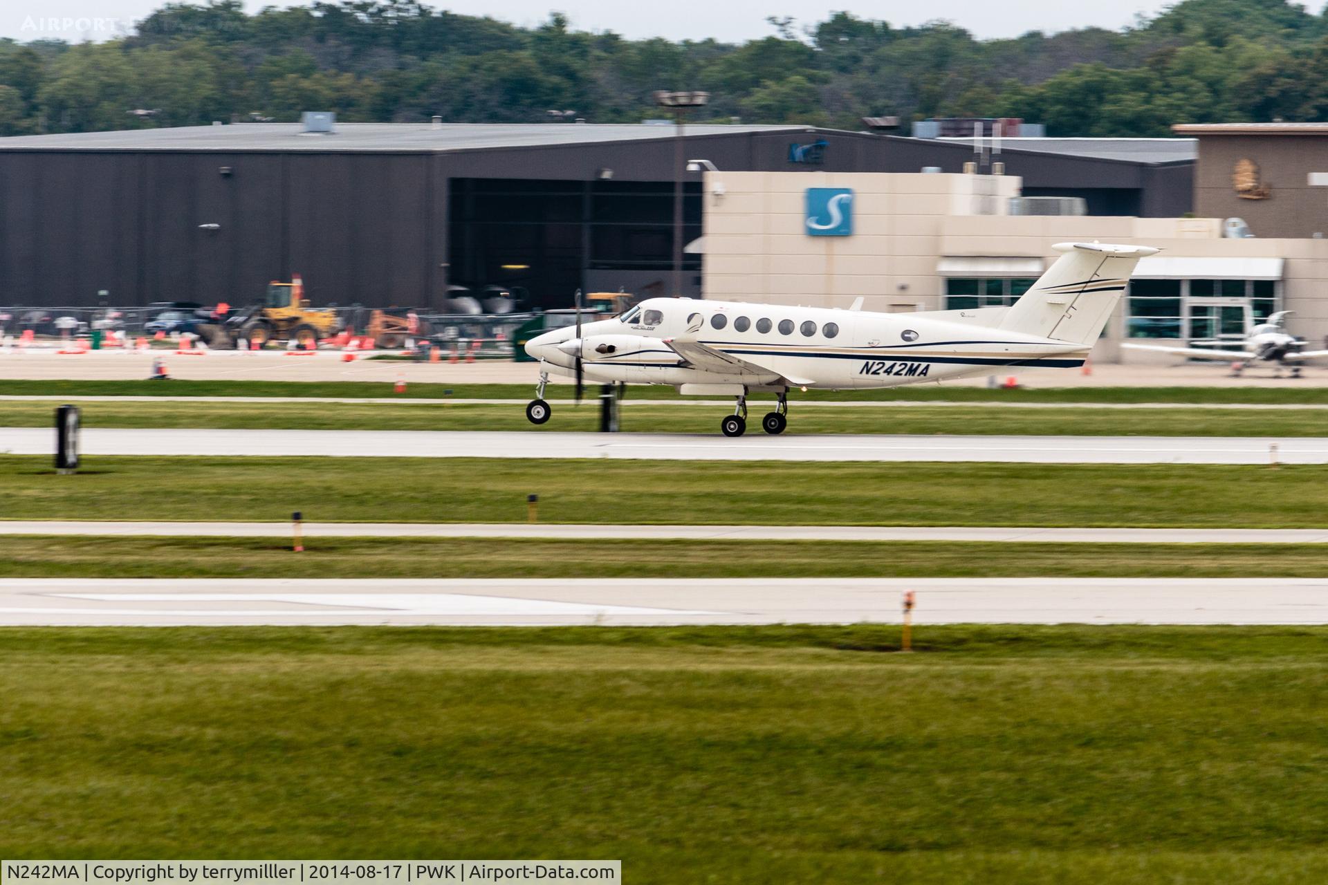 N242MA, 1993 Beech B300 King Air C/N FL-93, Leaving Chicago Executive