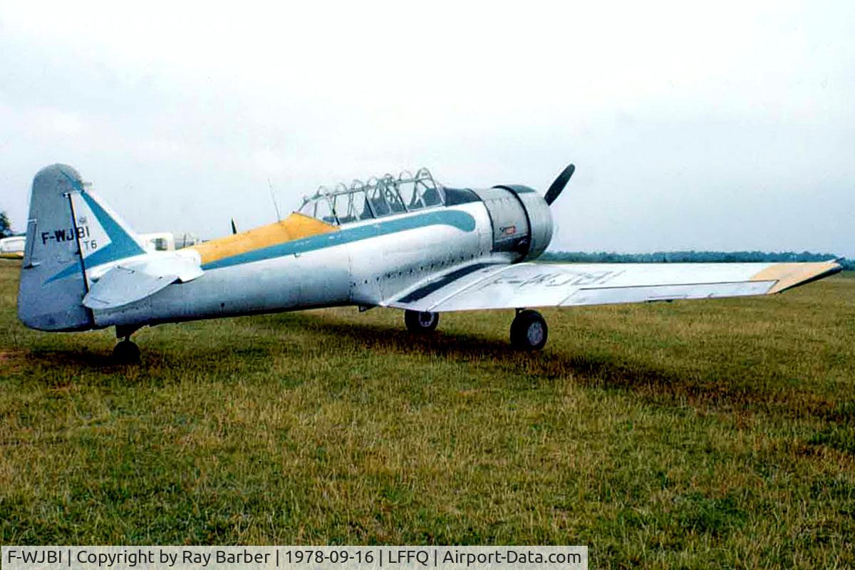 F-WJBI, North American AT-6C Harvard IIA C/N 88-12127, North American AT-6C Harvard IIa [88-12127] La Ferte Alais~F 16/09/1978. From a slide.
