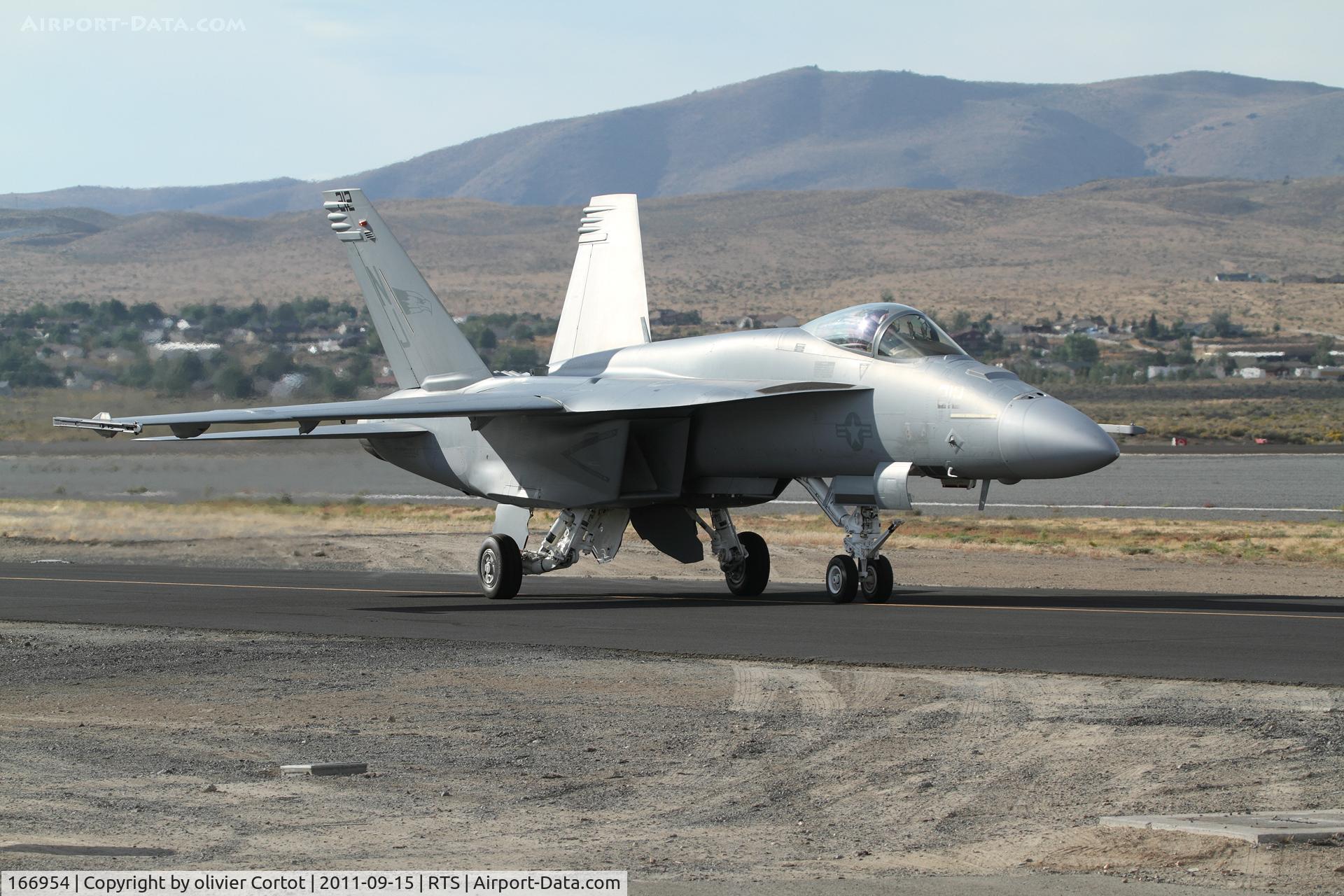166954, Boeing F/A-18E Super Hornet C/N E196, nice evening at Stead airport