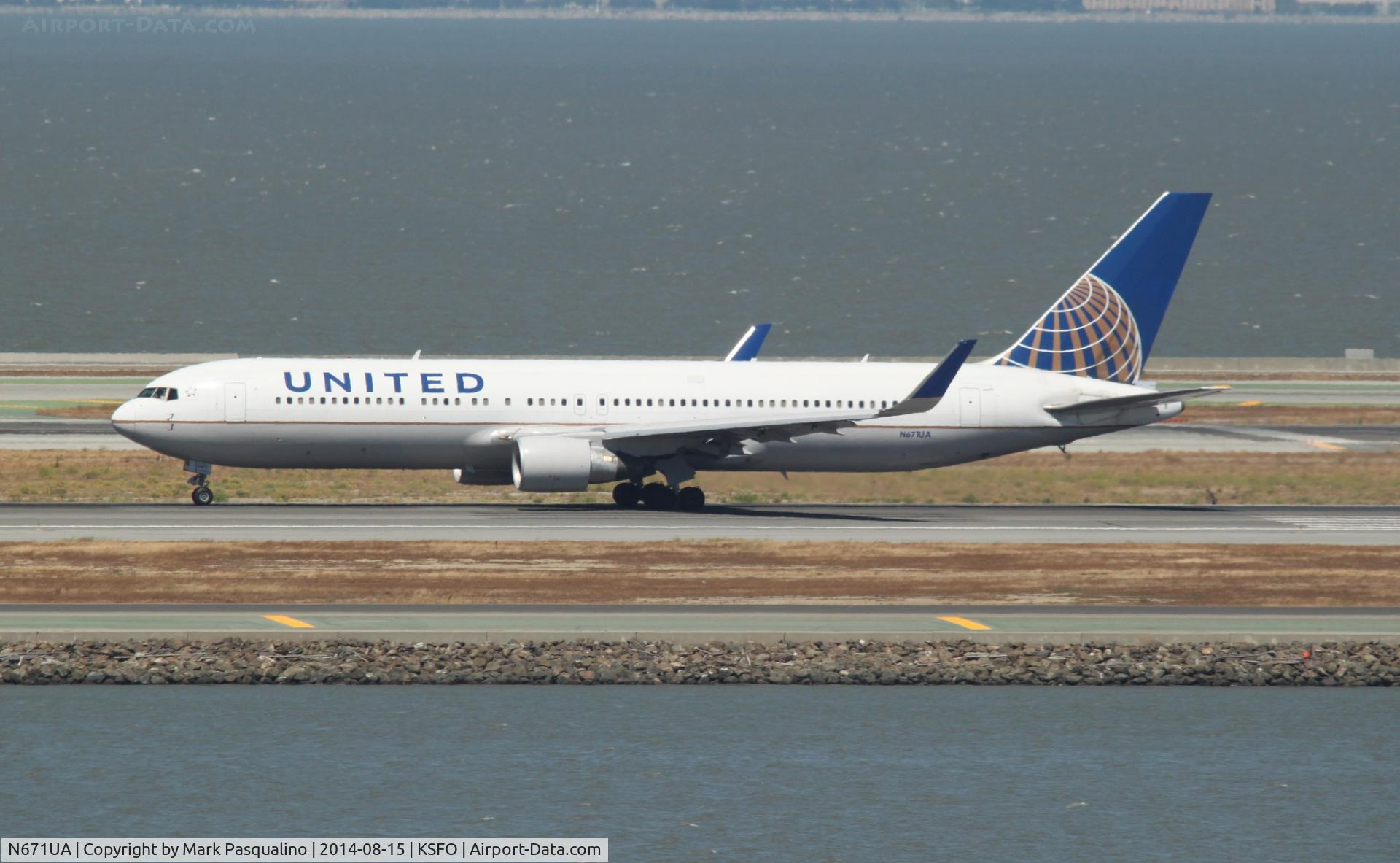 N671UA, 1999 Boeing 767-322 C/N 30026, Boeing 767-300