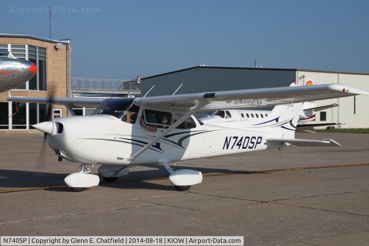 N740SP, 2000 Cessna 172S C/N 172S8671, Taxiing out for departure