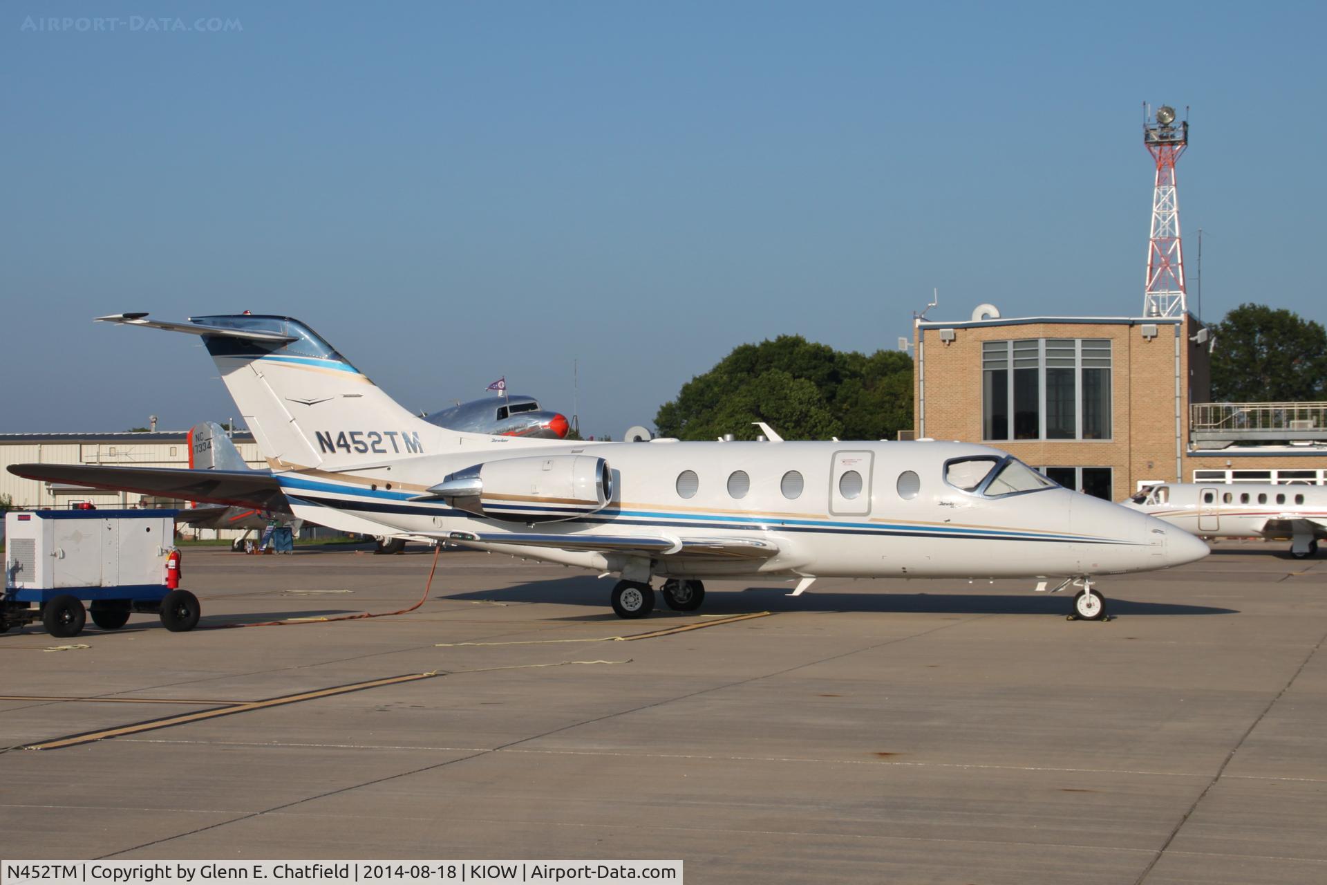 N452TM, 2008 Hawker Beechcraft 400A Beechjet C/N RK-577, Being prepped for departure