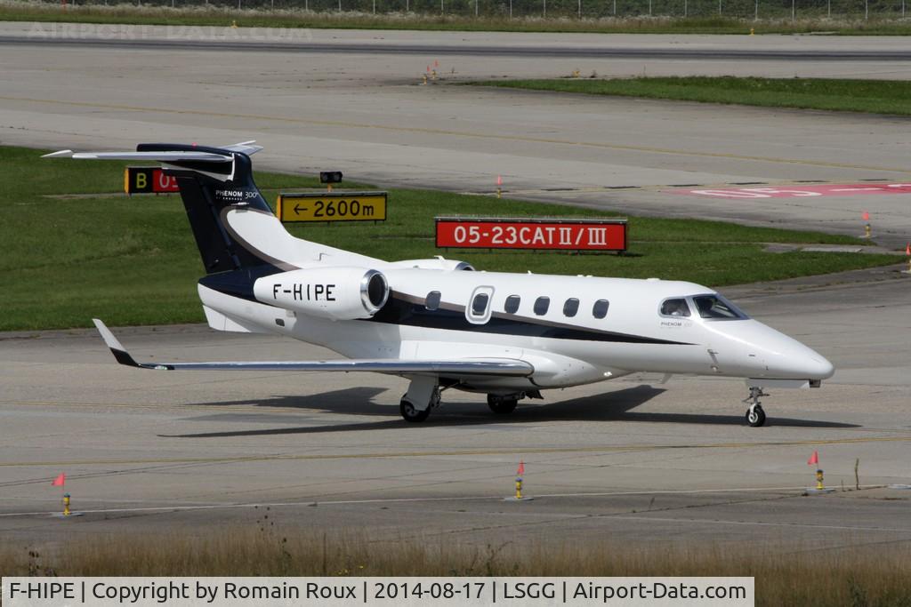 F-HIPE, 2010 Embraer EMB-505 Phenom 300 C/N 50500016, Taxiing