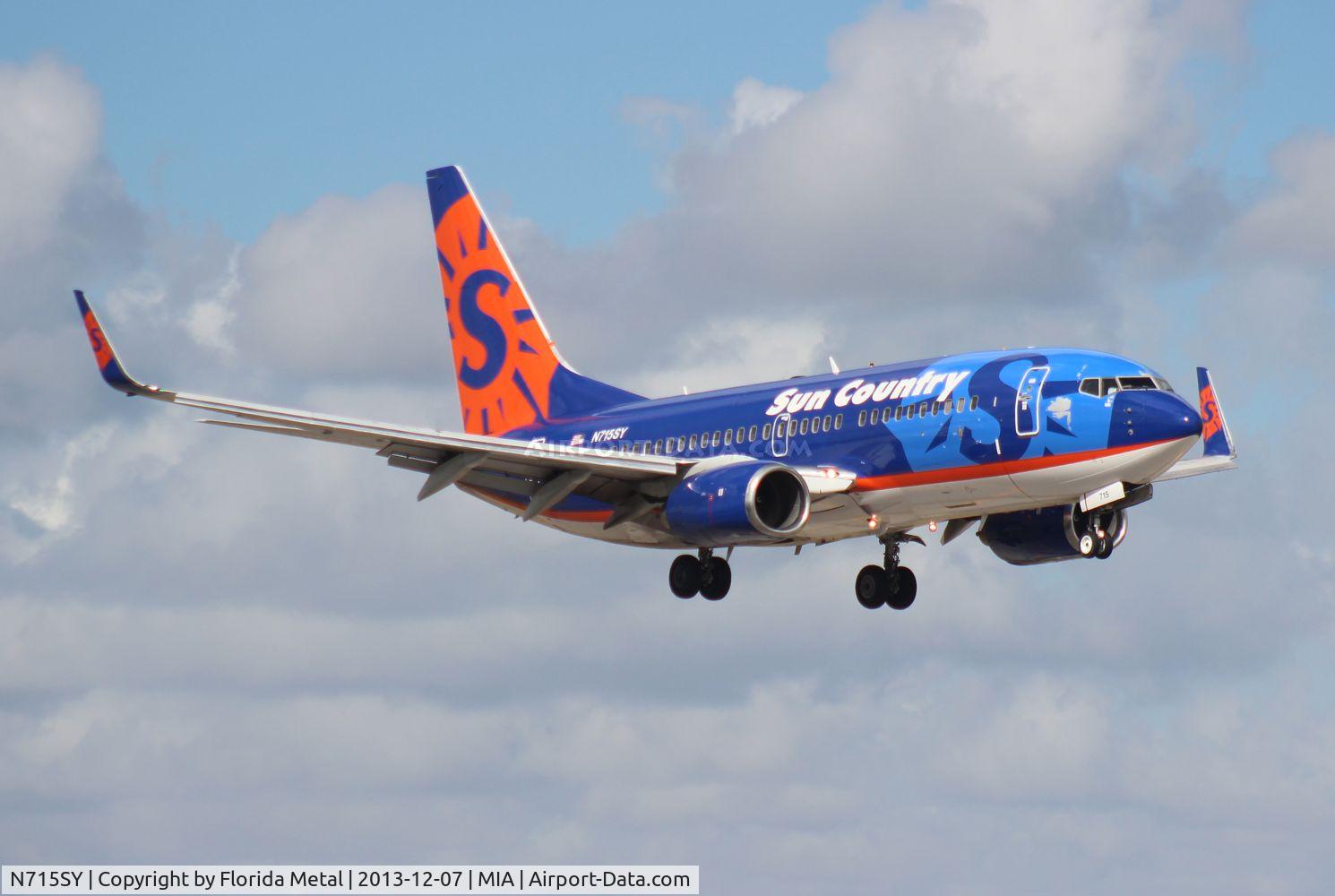 N715SY, 2004 Boeing 737-752 C/N 33787, Sun Country 737-700