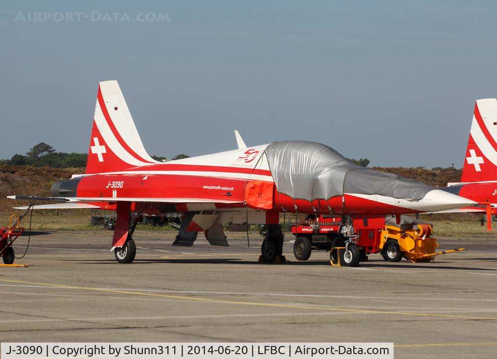 J-3090, 1981 Northrop F-5E Tiger II C/N L.1090, Participant of the Cazaux AFB Spotterday 2014... Additional 50th anniversary patch...