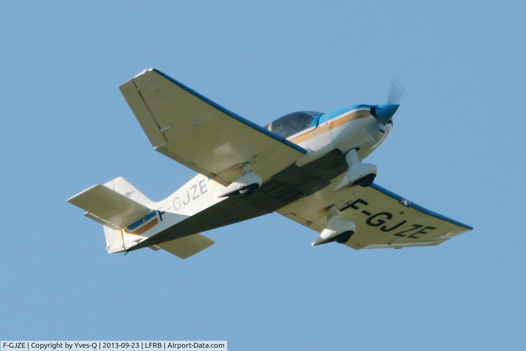 F-GJZE, Robin DR-400-120 Petit Prince C/N 2005, Robin DR-400-120, Take off rwy 07R, Brest-Bretagne Airport (LFRB-BES)
