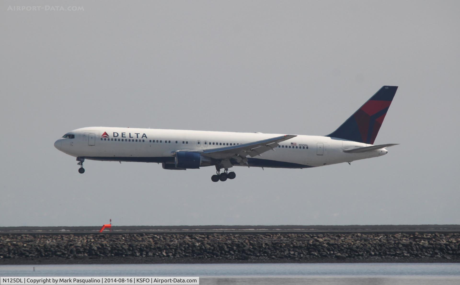 N125DL, 1988 Boeing 767-332 C/N 24075, Boeing 767-300