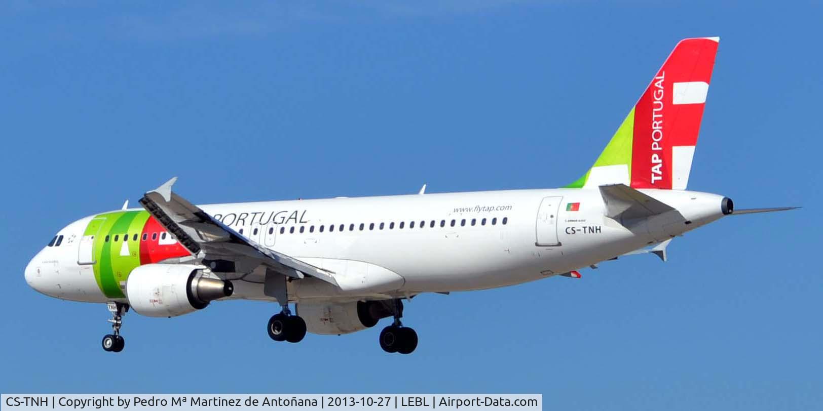 CS-TNH, 1999 Airbus A320-214 C/N 0960, Aeropuerto El Prat Barcelona
Nombre: - Almada Negreiros