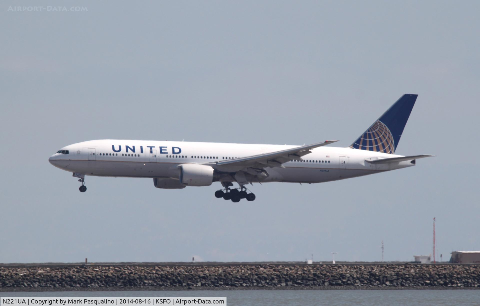 N221UA, 2001 Boeing 777-222 C/N 30552, Boeing 777-200