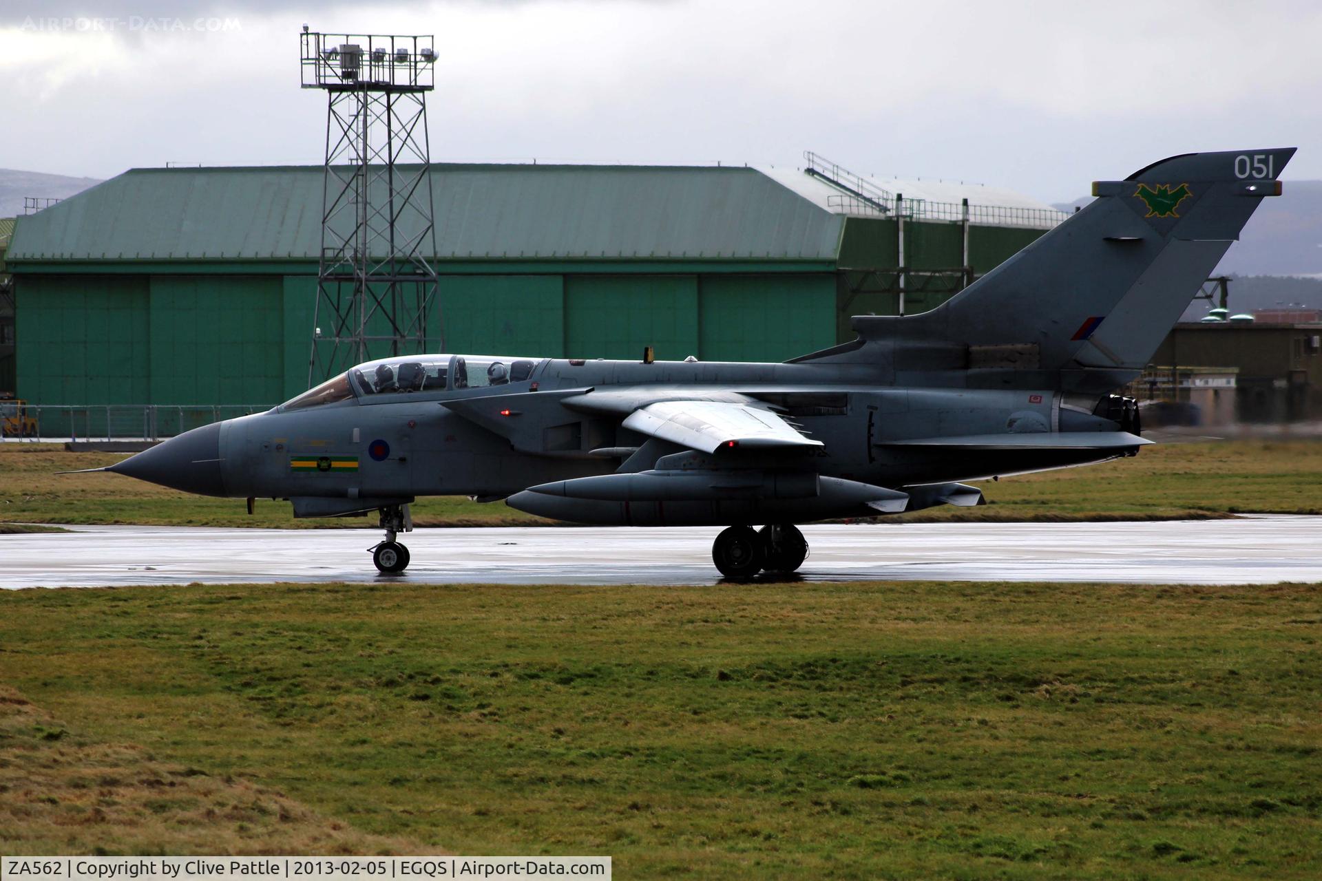 ZA562, 1981 Panavia Tornado GR.4 C/N 085/BT021/3046, Taxy for take off