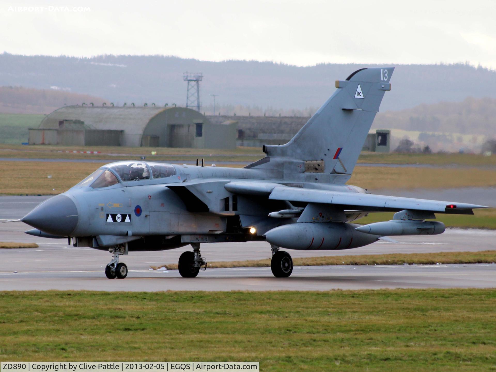 ZD890, 1985 Panavia Tornado GR.4 C/N 452/BS150/3206, Taxy for take-off