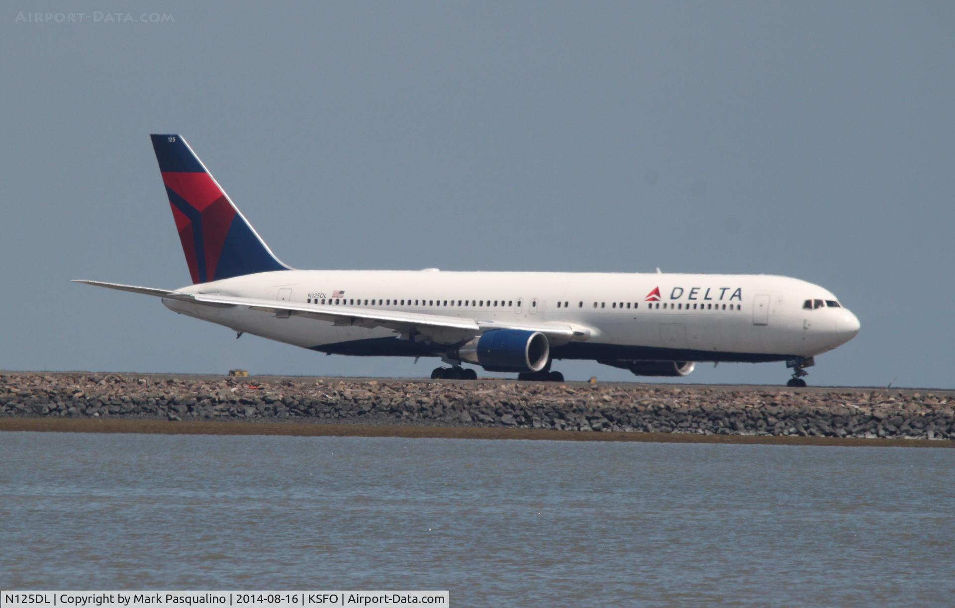 N125DL, 1988 Boeing 767-332 C/N 24075, Boeing 767-300