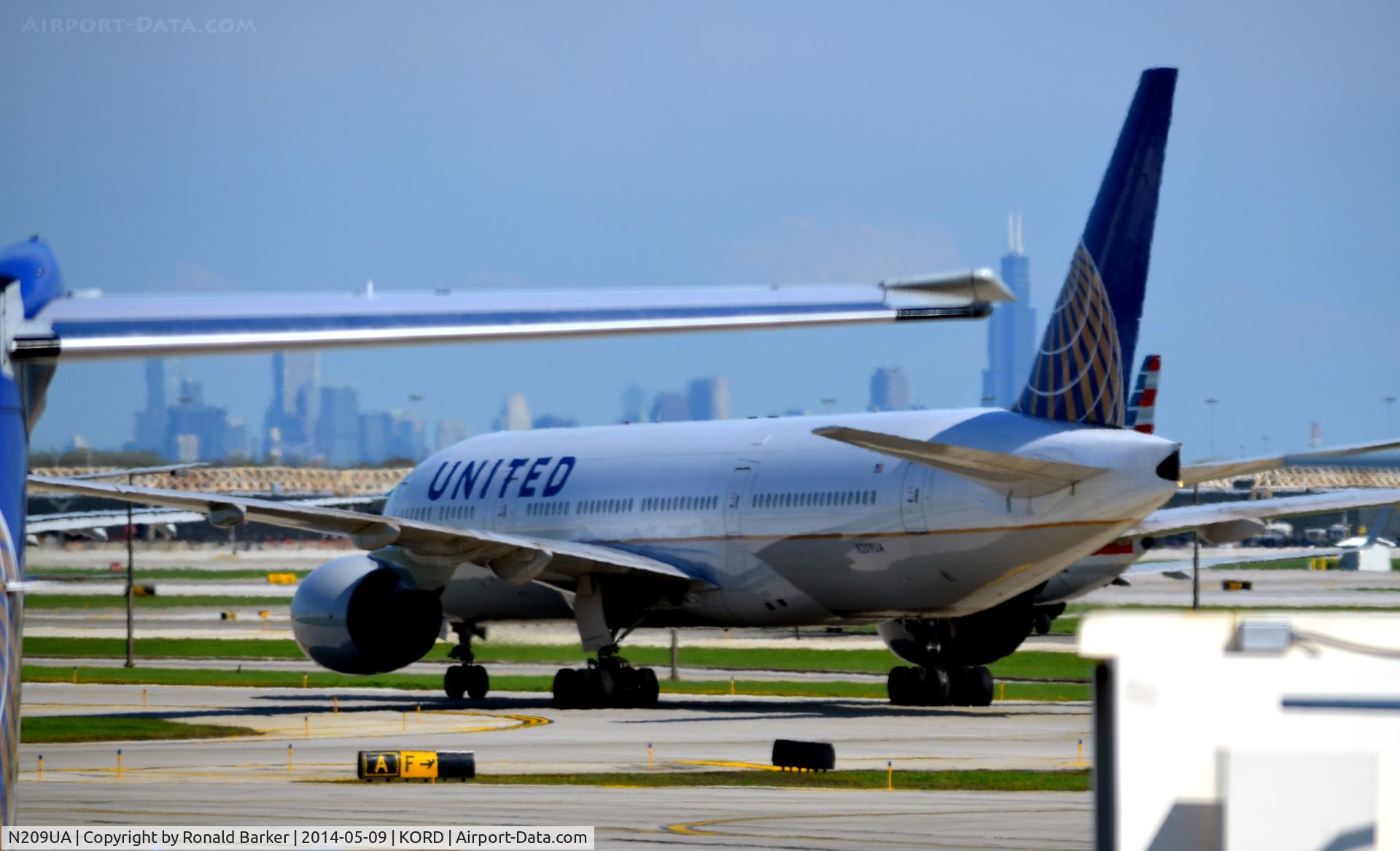 N209UA, 1999 Boeing 777-222 C/N 30215, Taxi O'Hare