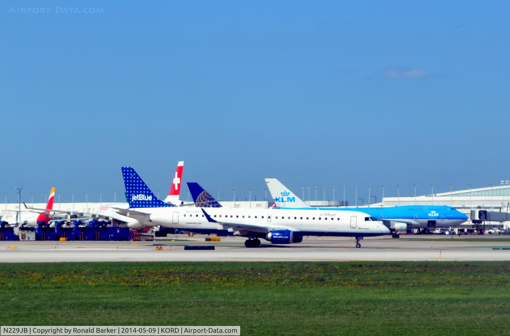 N229JB, 2006 Embraer 190AR (ERJ-190-100IGW) C/N 19000032, Taxi O'Hare
