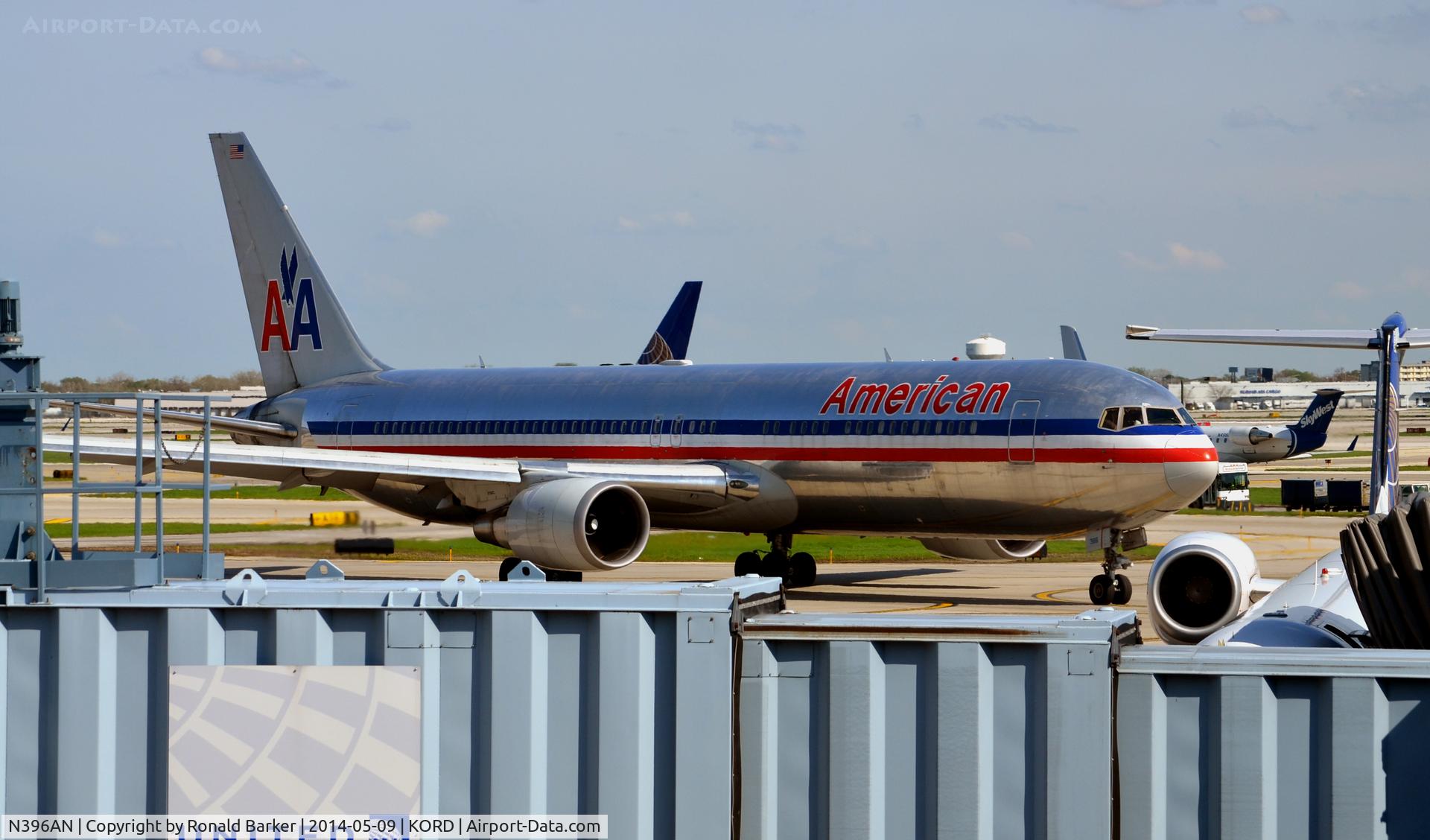 N396AN, 1999 Boeing 767-323/ER C/N 29603, Taxi O'Hare