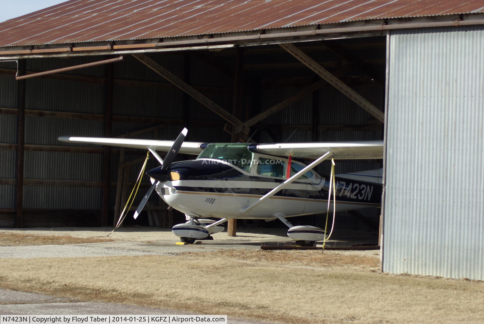 N1176M, 1969 Cessna 172K Skyhawk C/N 17258676, Hangared for the night.