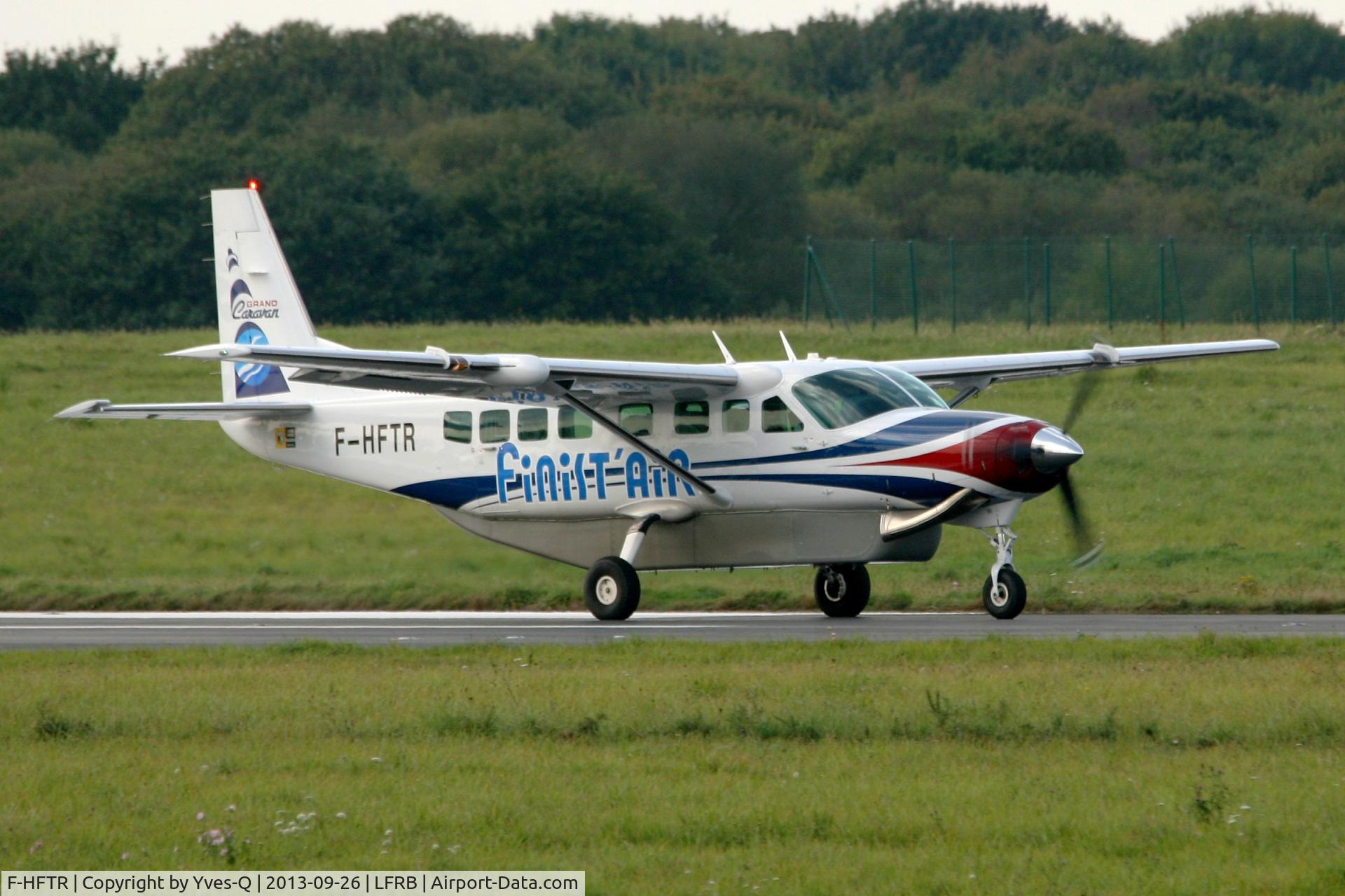 F-HFTR, 2008 Cessna 208B Grand Caravan C/N 208B-2041, Cessna 208B Grand Caravan, Taxiing to holding point rwy 25L, Brest-Bretagne airport (LFRB-BES)