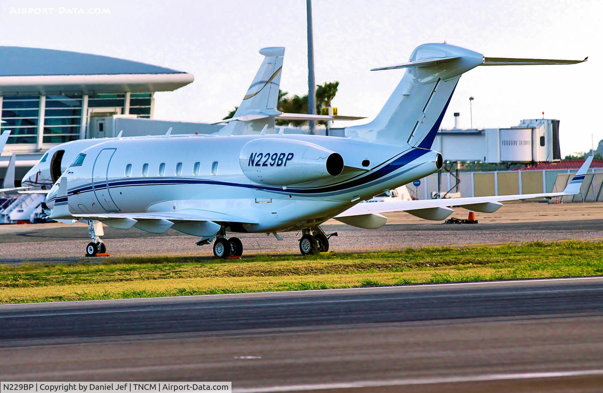 N229BP, 2008 Bombardier Challenger 300 (BD-100-1A10) C/N 20223, N229BP