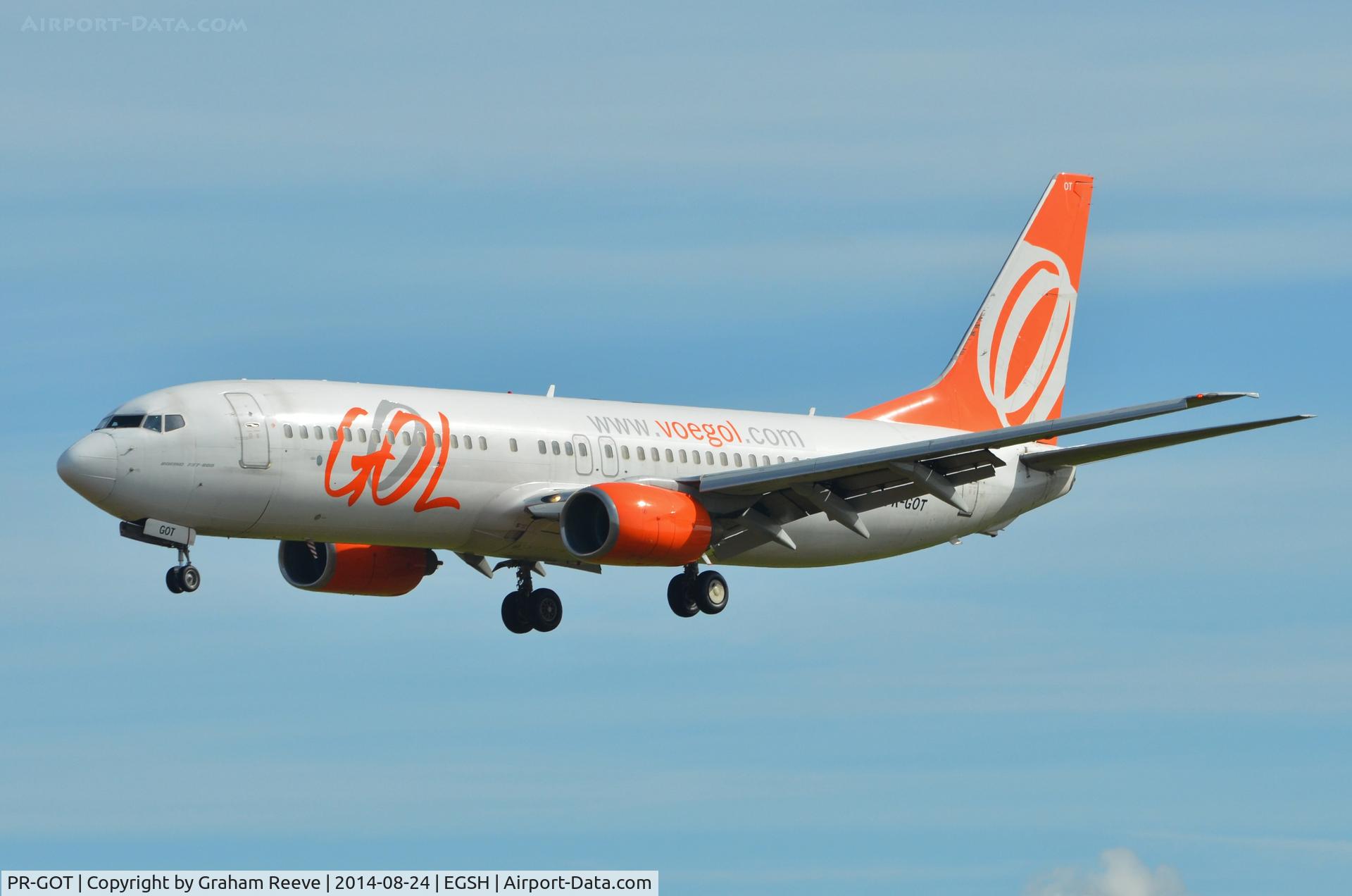 PR-GOT, 2002 Boeing 737-8BK C/N 30625, About to land on runway 