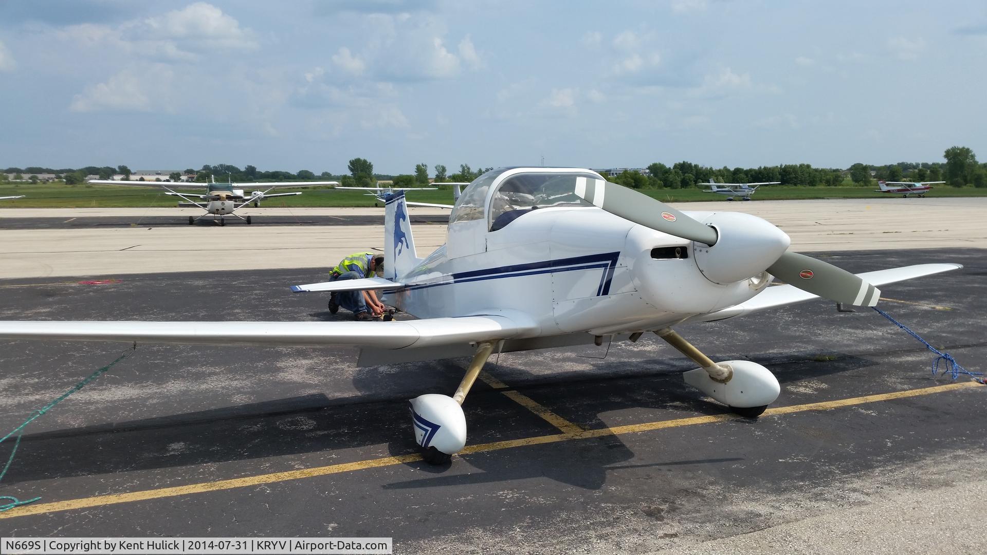 N669S, 1996 Bushby Mustang II C/N 7095, Waiting for Fuel, Watertown WI