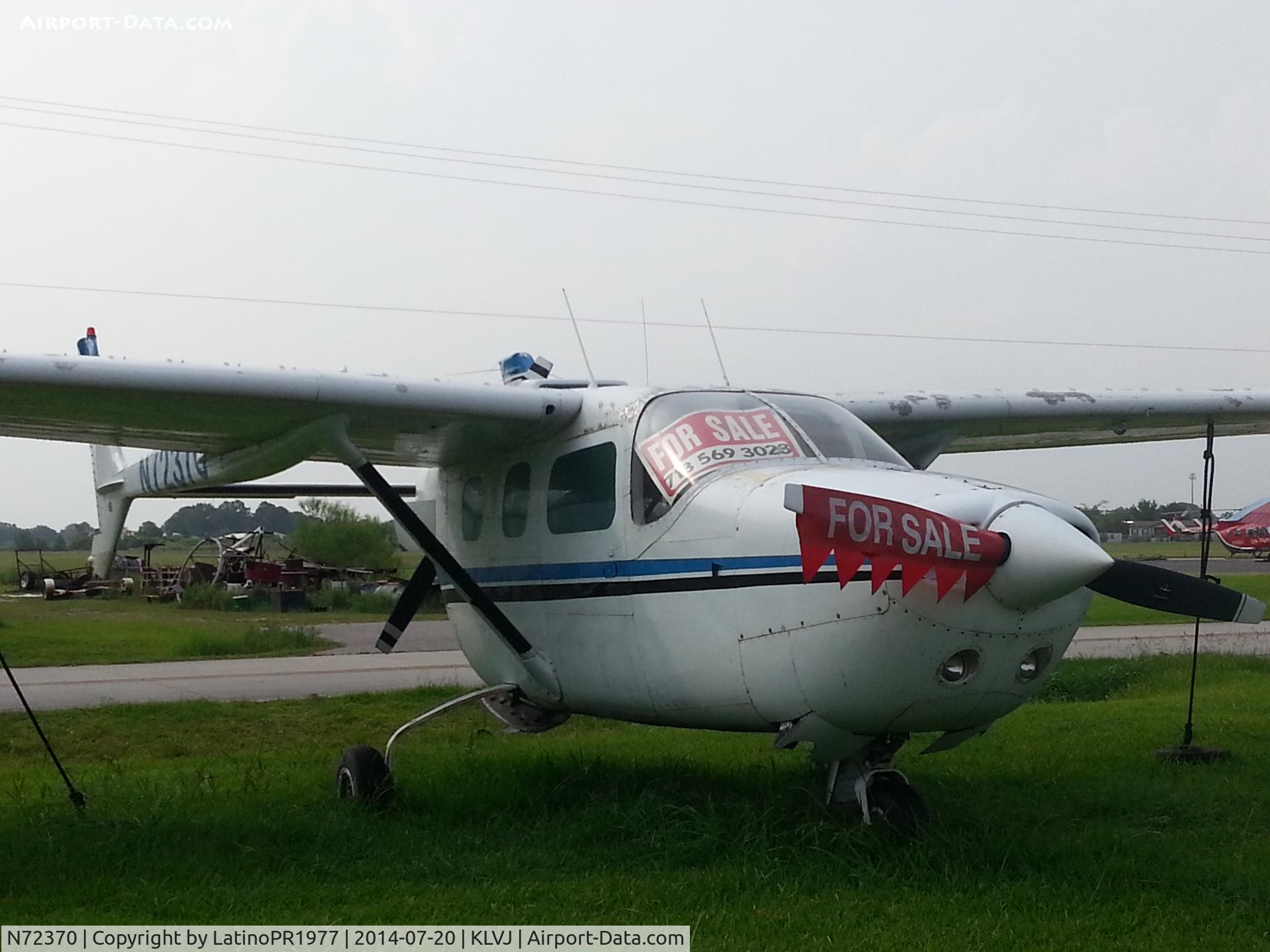 N72370, 1974 Cessna 337G Super Skymaster C/N 33701570, Saw the FOR SALE sign, and since I have been looking to buy a plane, went and checked on it, and also took a couple of pictures.