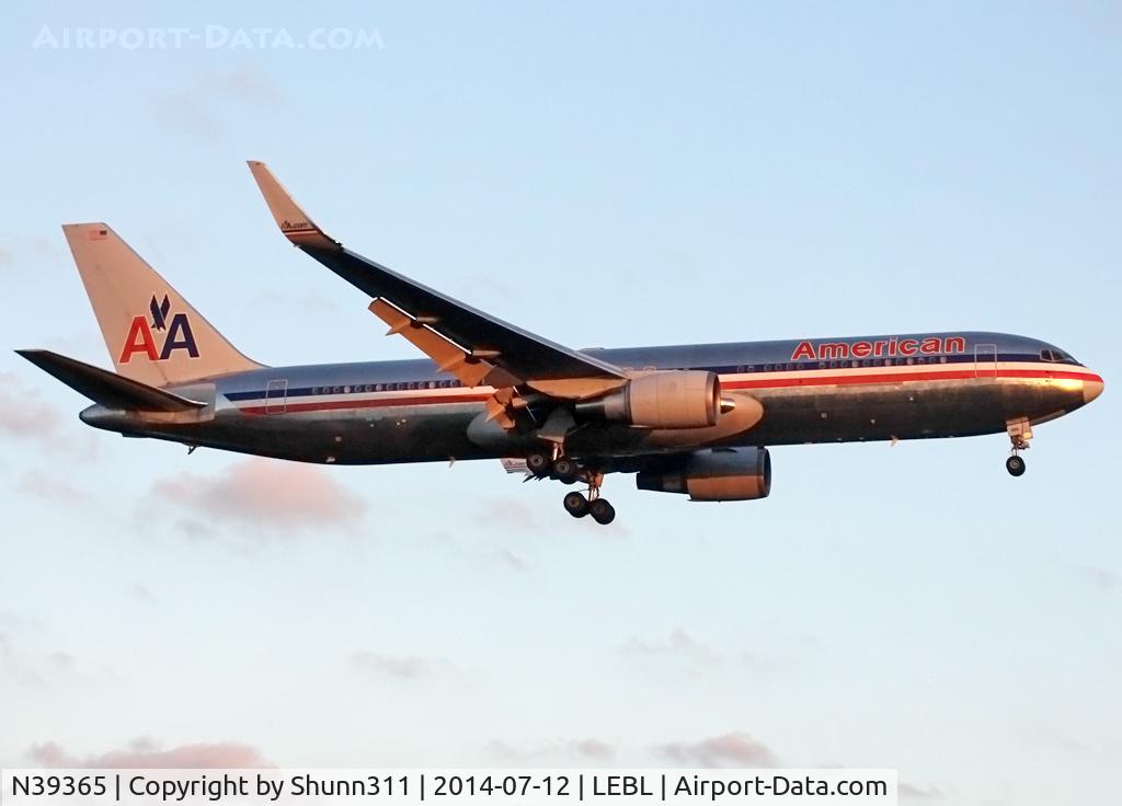 N39365, 1988 Boeing 767-323 C/N 24046, Landing rwy 20