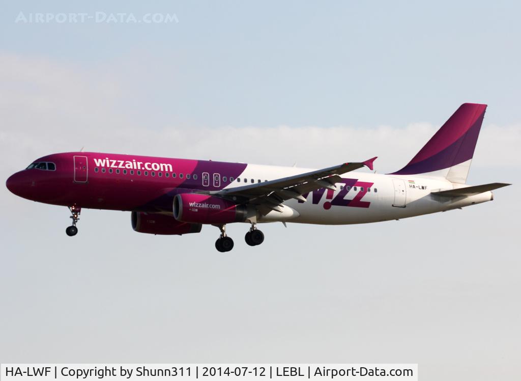 HA-LWF, 2008 Airbus A320-232 C/N 3562, Landing rwy 25R