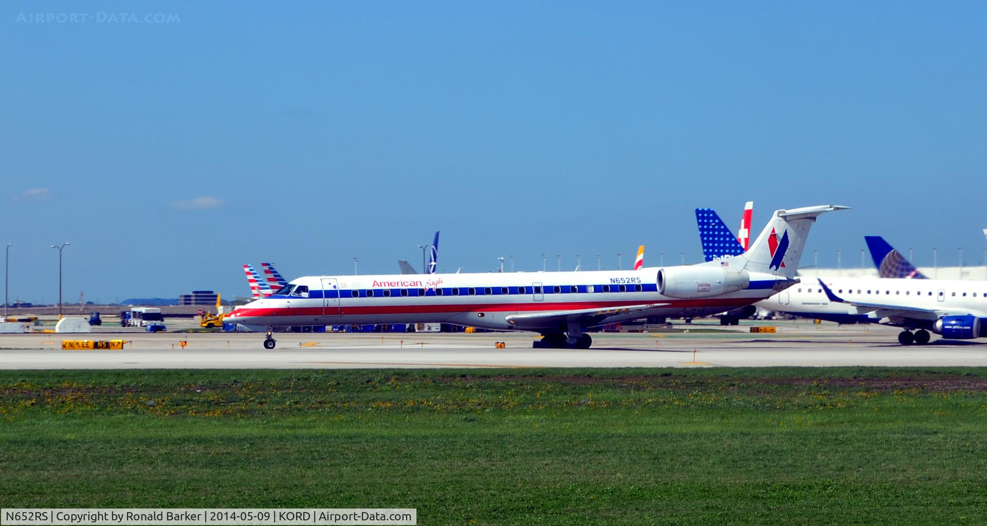 N652RS, 2001 Embraer ERJ-145LR (EMB-145LR) C/N 145432, Taxi O'Hare