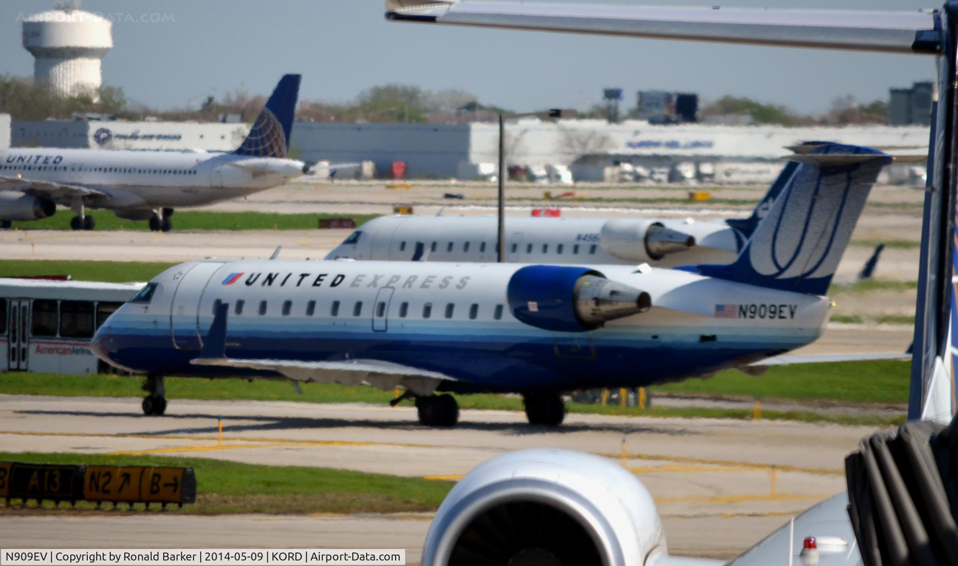 N909EV, 2002 Bombardier CRJ-200ER (CL-600-2B19) C/N 7658, Taxi O'Hare