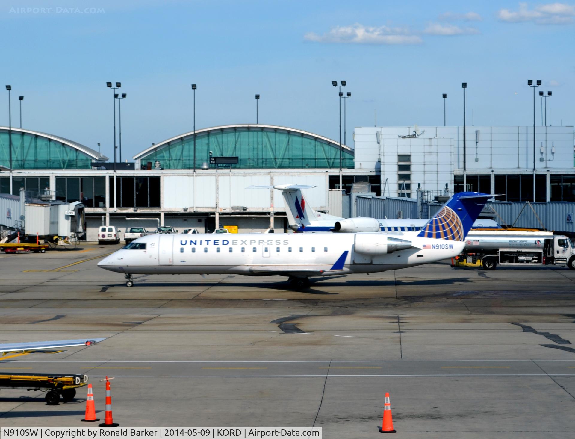 N910SW, 2001 Bombardier CRJ-200LR (CL-600-2B19) C/N 7566, Taxi O'Hare