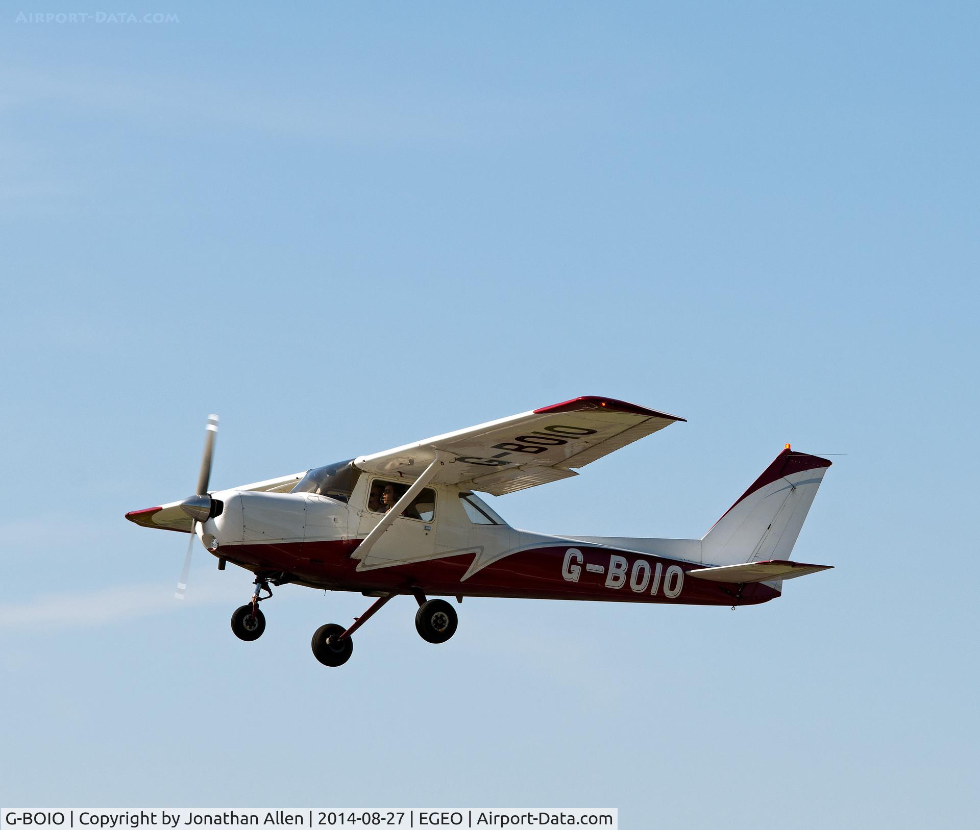 G-BOIO, 1977 Cessna 152 C/N 152-80260, About to land on Runway 19, Oban Airport.