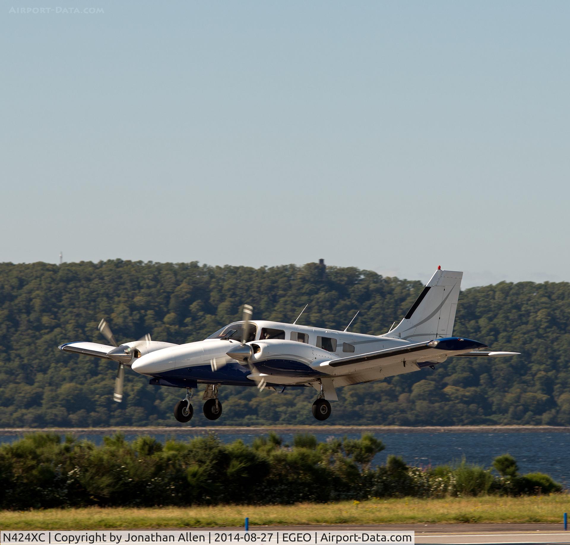 N424XC, 1990 Piper PA-34-220T Seneca C/N 344-8005, About to land on Runway 19, Oban Airport.