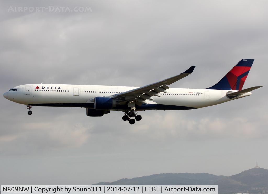 N809NW, 2005 Airbus A330-323 C/N 663, Landing rwy 25R