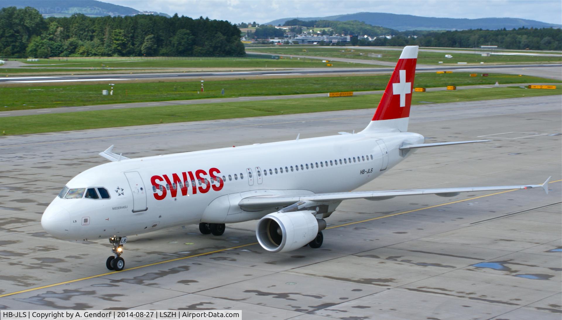 HB-JLS, 2012 Airbus A320-214 C/N 5069, Swiss, is taxiing alongside Dock B at Zürich-Kloten(LSZH)