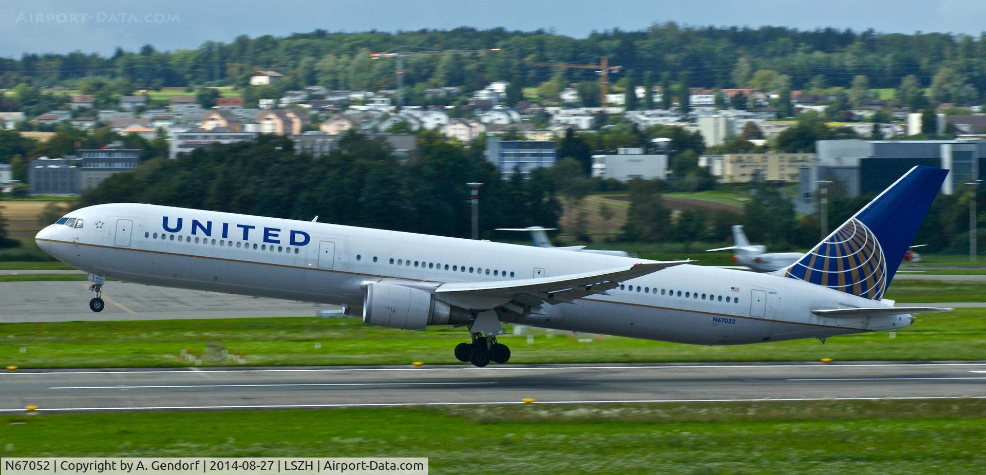 N67052, 2000 Boeing 767-424/ER C/N 29447, United, takes here the first few seconds of the flight to Washington-Dulles Int'l(KIAD), seen at Zürich-Kloten(LSZH)