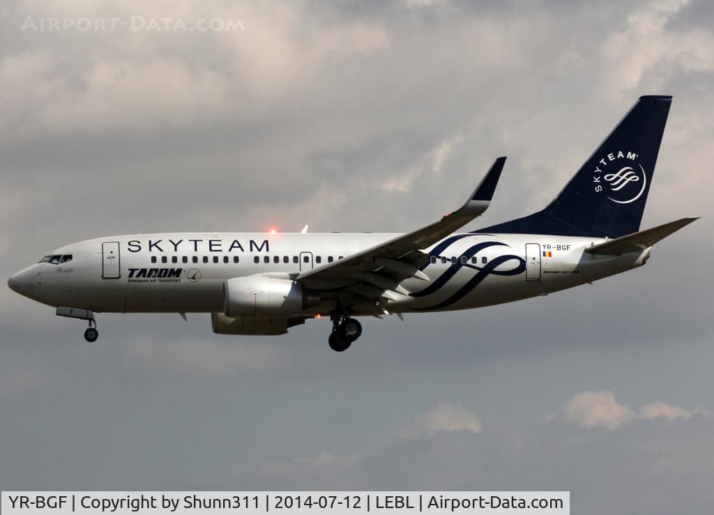 YR-BGF, 2001 Boeing 737-78J C/N 28440, Landing rwy 25R... Skyteam c/s