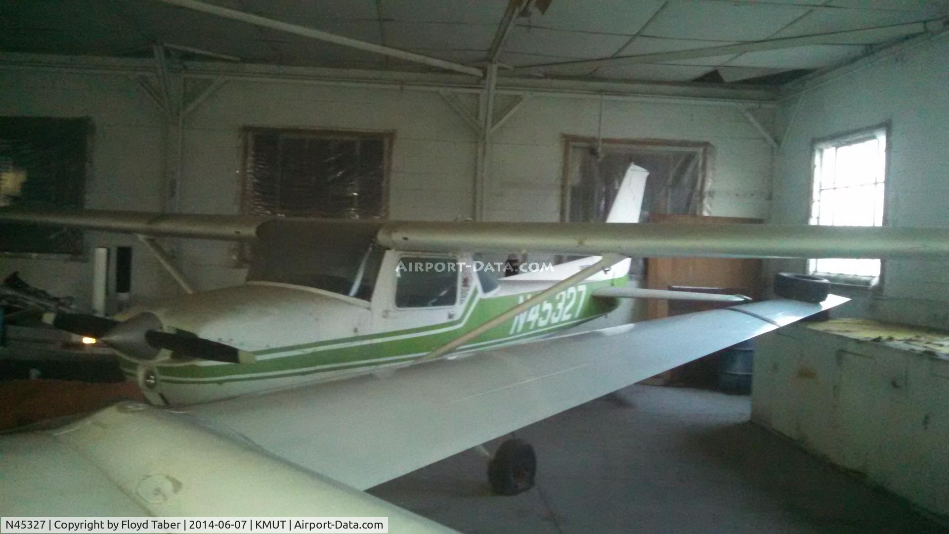 N45327, 1975 Cessna 150M C/N 15076845, More or less abandoned at least its inside