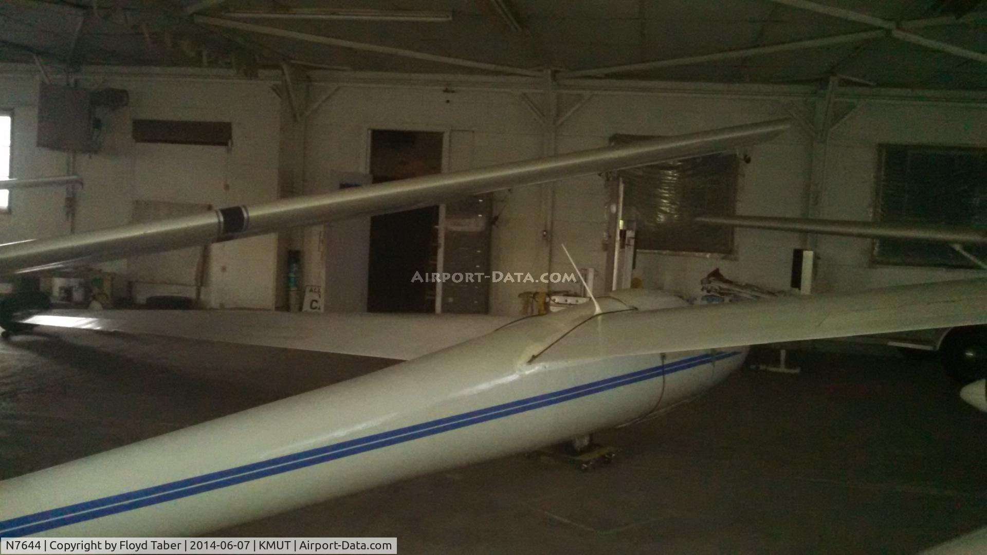 N7644, 1970 Schweizer SGS 1-34 C/N 21, Sitting stored inside