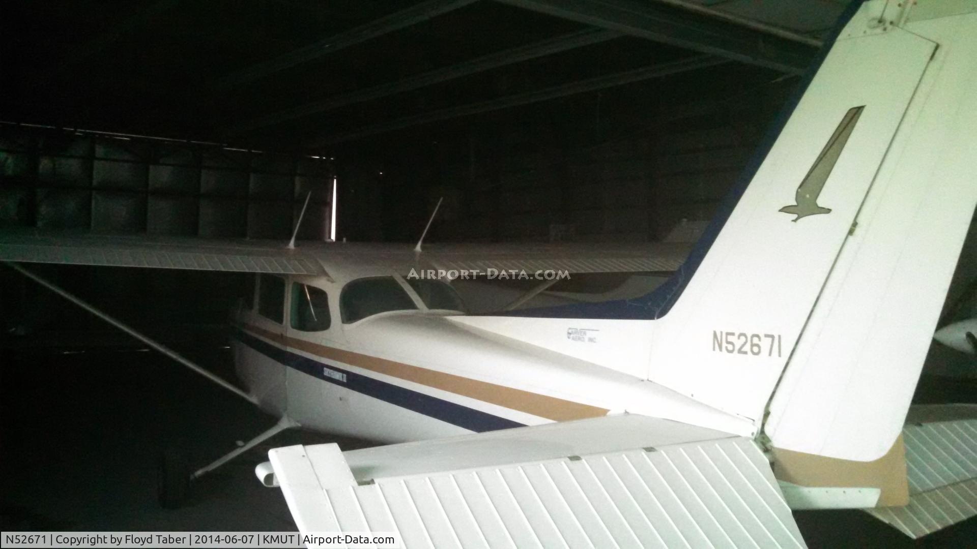 N52671, 1981 Cessna 172P C/N 17274577, Sitting inside